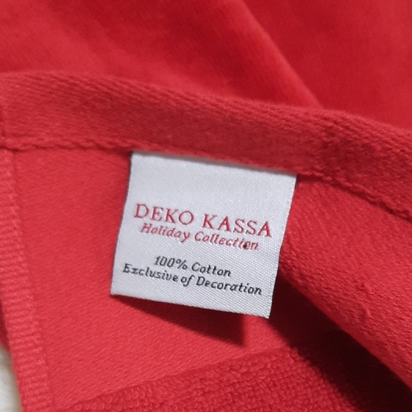 Elegant Red and White Bath Towels - Picture 2 of 13